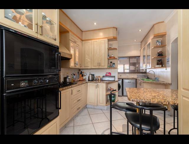 7 BEDROOM GUEST HOUSE FOR SALE IN PLATTEKLOOF